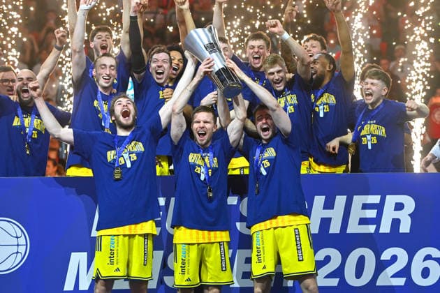 Siegerehrung,Teamfoto,Team,Mannschaft, Mannschaftsfoto Berlin mit Pokal,Cup,Trophaee, Jubel,Freude,Begeisterung,, Basketball BBL,Saison 2025 2026 Play Off Finale Spiel 5, FC Bayern Muenchen - Alba Berlin 81-84 am 21.06.2026 S A P G A R D EN *** Awards Ceremony, Team Photo, Team, Squad, Team Photo in Berlin with Trophy, Cup, celebration, joy, excitement, basketball BBL, 2025–2026 season playoff finals Game 5, FC Bayern Munich vs. Alba Berlin 81–84 on June 21, 2026, SAP GARDEN,detected_source_language