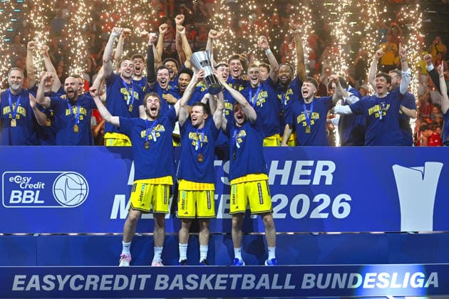 Siegerehrung,Teamfoto,Team,Mannschaft, Mannschaftsfoto Berlin mit Pokal,Cup,Trophaee, Jubel,Freude,Begeisterung,, Basketball BBL,Saison 2025 2026 Play Off Finale Spiel 5, FC Bayern Muenchen - Alba Berlin 81-84 am 21.06.2026 S A P G A R D EN *** Awards Ceremony, Team Photo, Team, Squad, Team Photo in Berlin with Trophy, Cup, celebration, joy, excitement, basketball BBL, 2025–2026 season playoff finals Game 5, FC Bayern Munich vs. Alba Berlin 81–84 on June 21, 2026, SAP GARDEN,detected_source_language