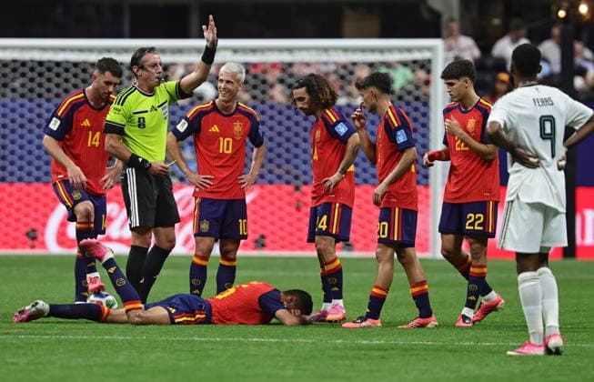 FIFA World Cup, WM, Weltmeisterschaft, Fussball 2026 - Group H - Spain vs Saudi Arabia Referee Raphael Claus (2L) gestures during the FIFA World Cup 2026 group stage match Spain against Saudi Arabia, in Atlanta, USA, 21 June 2026. ATLANTA United States  Copyright: xRONALDxWITTEKx