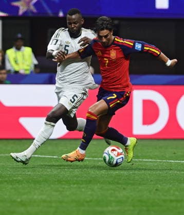 FIFA World Cup, WM, Weltmeisterschaft, Fussball 2026 - Group H - Spain vs Saudi Arabia Hassan Al Tambakti of Saudi Arabia (L) and Ferran Torres of Spain in action during the FIFA World Cup 2026 group stage match Spain against Saudi Arabia, in Atlanta, USA, 21 June 2026. ATLANTA United States  Copyright: xRONALDxWITTEKx