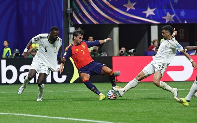 FIFA World Cup, WM, Weltmeisterschaft, Fussball 2026 - Group H - Spain vs Saudi Arabia (L-R) Hassan Al Tambakti of Saudi Arabia, Ferran Torres of Spain, and Ali Lajami of Saudi Arabia in action during the FIFA World Cup 2026 group stage match Spain against Saudi Arabia, in Atlanta, USA, 21 June 2026. ATLANTA United States  Copyright: xRONALDxWITTEKx