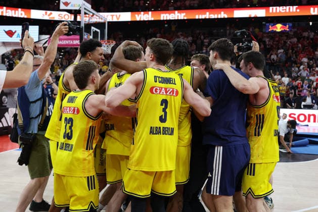 Das Team vom Alba Berlin bejubelt die deutsche Meisterschaft, deutscher Basketball-Meister Alba Berlin, GER, FC Bayern Basketball vs. Alba Berlin, Basketball, easycredit Basketball Bundesliga, Playoffs, Finale, Spiel 5, Saison 2025 2026, 21.06.2026, GER, FC Bayern Basketball vs. Alba Berlin, Basketball, easycredit Basketball Bundesliga, Playoffs, Finale, Spiel 5, Saison 2025 2026, 21.06.2026 Muenchen *** The Alba Berlin team celebrates winning the German championship; German basketball champion Alba Berlin, GER; FC Bayern Basketball vs. Alba Berlin; basketball; easycredit Basketball Bundesliga; playoffs; finals; Game 5; 2025–2026 season; June 21, 2026; GER, FC Bayern Basketball vs. Alba Berlin, Basketball, easycredit Basketball Bundesliga, Playoffs, Finals, Game 5, 2025–2026 season, June 21, 2026, Munich,detected_source_language Copyright: xEibner-Pressefoto JennixMaulx EP_JML