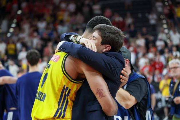 Das Team vom Alba Berlin bejubelt die deutsche Meisterschaft, deutscher Basketball-Meister Alba Berlin, Norris Agbakoko (Alba Berlin, 17) umarmt Pedro Calles (Alba Berlin, Chef-Trainer), GER, FC Bayern Basketball vs. Alba Berlin, Basketball, easycredit Basketball Bundesliga, Playoffs, Finale, Spiel 5, Saison 2025 2026, 21.06.2026, GER, FC Bayern Basketball vs. Alba Berlin, Basketball, easycredit Basketball Bundesliga, Playoffs, Finale, Spiel 5, Saison 2025 2026, 21.06.2026 Muenchen *** The Alba Berlin team celebrates winning the German championship; German basketball champion Alba Berlin; Norris Agbakoko of Alba Berlin (17) hugs head coach Pedro Calles of Alba Berlin; GER, FC Bayern Basketball vs. Alba Berlin, basketball, easycredit Basketball Bundesliga, playoffs, finals, Game 5, 2025–2026 season, June 21, 2026, GER, FC Bayern Basketball vs. Alba Berlin, Basketball, easycredit Basketball Bundesliga, Playoffs, Finals, Game 5, 2025–2026 season, June 21, 2026, Munich,detected_source_language Copyright: xEibner-Pressefoto JennixMaulx EP_JML