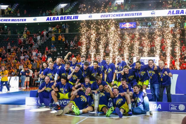Das Team von Alba Berlin feiert die deutsche Meisterschaft, GER, FC Bayern Basketball vs. Alba Berlin, Basketball, easycredit Basketball Bundesliga, Playoffs, Finale, Spiel 5, Saison 2025 2026, 21.06.2026, GER, FC Bayern Basketball vs. Alba Berlin, Basketball, easycredit Basketball Bundesliga, Playoffs, Finale, Spiel 5, Saison 2025 2026, 21.06.2026 Muenchen *** The Alba Berlin team celebrates winning the German championship, GER, FC Bayern Basketball vs. Alba Berlin, Basketball, easycredit Basketball Bundesliga, Playoffs, Finals, Game 5, 2025–2026 season, June 21, 2026, GER, FC Bayern Basketball vs. Alba Berlin, Basketball, easycredit Basketball Bundesliga, Playoffs, Finals, Game 5, 2025–2026 Season, June 21, 2026, Munich,detected_source_language Copyright: xEibner-Pressefoto JennixMaulx EP_JML