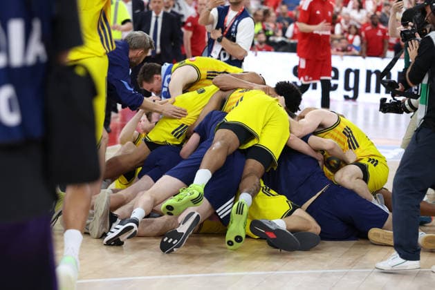 Das Team vom Alba Berlin bejubelt die deutsche Meisterschaft, deutscher Basketball-Meister Alba Berlin, GER, FC Bayern Basketball vs. Alba Berlin, Basketball, easycredit Basketball Bundesliga, Playoffs, Finale, Spiel 5, Saison 2025 2026, 21.06.2026, GER, FC Bayern Basketball vs. Alba Berlin, Basketball, easycredit Basketball Bundesliga, Playoffs, Finale, Spiel 5, Saison 2025 2026, 21.06.2026 Muenchen *** The Alba Berlin team celebrates winning the German championship; German basketball champion Alba Berlin, GER; FC Bayern Basketball vs. Alba Berlin; basketball; easycredit Basketball Bundesliga; playoffs; finals; Game 5; 2025–2026 season; June 21, 2026; GER, FC Bayern Basketball vs. Alba Berlin, Basketball, easycredit Basketball Bundesliga, Playoffs, Finals, Game 5, 2025–2026 season, June 21, 2026, Munich,detected_source_language Copyright: xEibner-Pressefoto JennixMaulx EP_JML