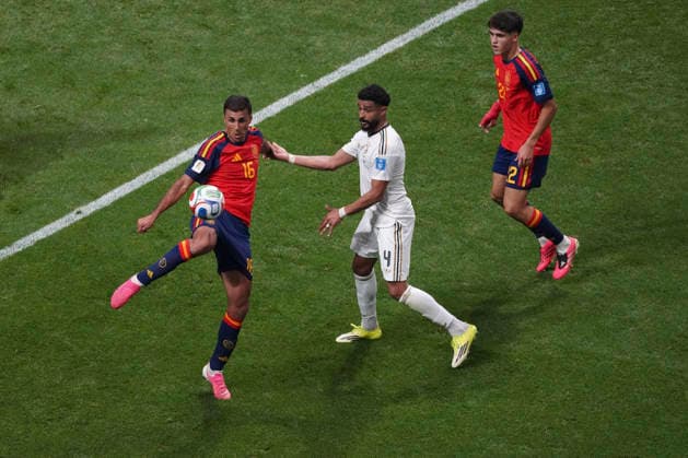 Spain s Rodri (L) in action against Saudi Arabia s Abdulelah Alamri (R) during the 2026 FIFA World Cup, WM, Weltmeisterschaft, Fussball Group H soccer match between Spain and Saudi Arabia, in Atlanta, United States, 21 June 2026. FIFA World Cup 2026 - Group H - Spain vs. Saudi Arabia !ACHTUNG: NUR REDAKTIONELLE NUTZUNG!  Copyright: xKENNETHxFERNaNDEZx GRAF2802 20260621-55020667293_1