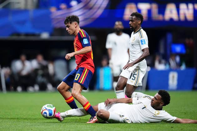 June 21, 2026, Atlanta, Georgia, United States: Pedri Gonzalez of Spain and Musab Aljuwayr of Saudi Arabia compete for the ball during the FIFA World Cup, WM, Weltmeisterschaft, Fussball 2026 Group H match between Spain and Saudi Arabia at Atlanta Stadium on June 21, 2026 in Atlanta, Georgia. Spain V Saudi Arabia: Group H - FIFA World Cup 2026  - ZUMAa181 20260621_zaa_a181_048 Copyright: xJosexBretonx