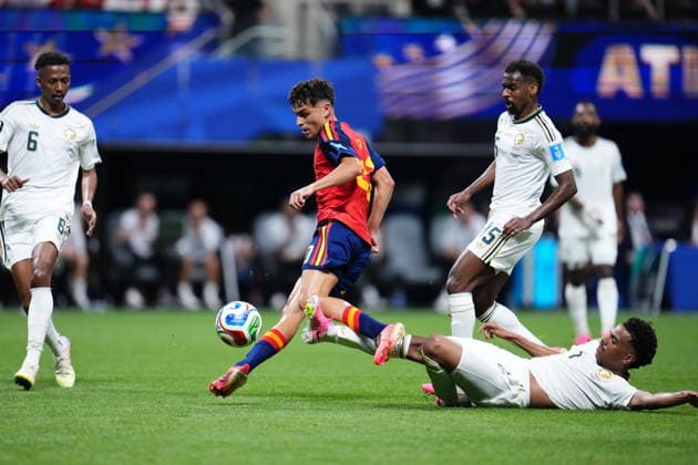 Spain v Saudi Arabia - FIFA World Cup, WM, Weltmeisterschaft, Fussball 2026 - Group H ATLANTA, USA - JUNE 21: Pedri Gonzalez (C) of Spain and Musab Aljuwayr of Saudi Arabia compete for the ball during the 2026 FIFA World Cup First Stage Group H match between Spain and Saudi Arabia at Mercedes-Benz Stadium (Atlanta Stadium) in Atlanta, Georgia, United States on June 21, 2026. Jose Hernandez Anadolu Georgia United States. Editorial use only. Please get in touch for any other usage.  Copyright: x2026xAnadoluxJosexHernandezx