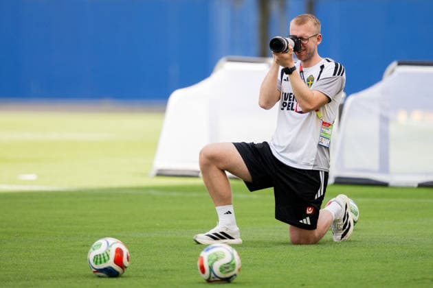 260621 David Gerd, photographer and content manager of the Swedish national football team at a training session during day 11 of the FIFA World Cup, WM, Weltmeisterschaft, Fussball 2026 in Dallas. Photo: Petter Arvidson BILDBYRAN kod PA PA1247 fotboll football soccer fotball vm fotbolls-vm fotball-vm fotbolls-vm 2026 fifa world cup 2026 träning practice training sverige sweden sverige a bbeng *** June 26, 2021 David Gerd, photographer and content manager for the Swedish national soccer team at a training session on Day 11 of the 2026 FIFA World Cup in Dallas. Photo by Petter Arvidson, BILDBYRAN, code PA PA1247 soccer football fotball World Cup fotbolls vm fotball vm fotbolls vm 2026 FIFA World Cup 2026 training practice Sweden Sweden Sweden A BBENG,detected_source_language  Copyright: PETTERxARVIDSON BB260621PA078