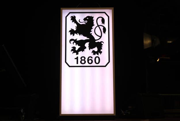 Mitgliederversammlung des TSV München von 1860 e.V, TSV 1860 München, Kulturhalle Zenith Hier das Logo, Wappen des noch TSV 1860 München beleuchtet, Symbolbild