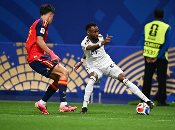 Spain v Saudi Arabia Group H - FIFA World Cup, WM, Weltmeisterschaft, Fussball 2026 ATLANTA, GEORGIA - JUNE 21: A player from Saudi Arabia competes for the ball with a player from Spain during the FIFA World Cup 2026 Group H match between Spain and Saudi Arabia at Atlanta Stadium on June 21, 2026 in Atlanta, Georgia. ATLANTA United States of America Copyright: x xwalidxibrahimx xJNAxPressx