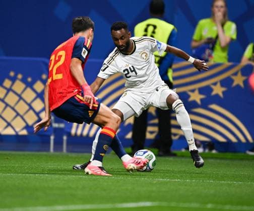 Spain v Saudi Arabia Group H - FIFA World Cup, WM, Weltmeisterschaft, Fussball 2026 ATLANTA, GEORGIA - JUNE 21: A player from Saudi Arabia competes for the ball with a player from Spain during the FIFA World Cup 2026 Group H match between Spain and Saudi Arabia at Atlanta Stadium on June 21, 2026 in Atlanta, Georgia. ATLANTA United States of America Copyright: x xwalidxibrahimx xJNAxPressx
