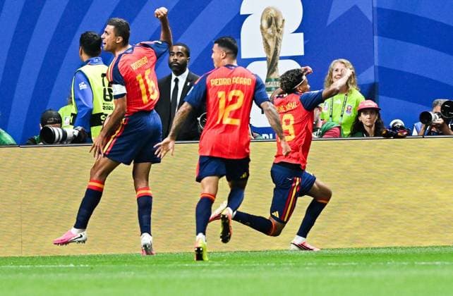 Spain v Saudi Arabia Group H - FIFA World Cup, WM, Weltmeisterschaft, Fussball 2026 ATLANTA, GEORGIA - JUNE 21: Rodri 16, Pedro Porro 12, and Lamine Yamal 19 of Spain celebrate a goal during the FIFA World Cup 2026 Group H match between Spain and Saudi Arabia at Atlanta Stadium on June 21, 2026 in Atlanta, Georgia. ATLANTA United States of America Copyright: x xwalidxibrahimx xJNAxPressx
