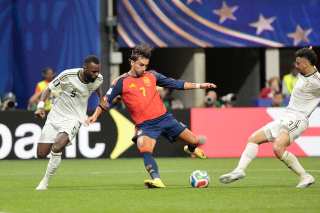 Spain s Ferran Torres (C) in action against Saudi Arabia s Hassan Tambakti (L) during the 2026 FIFA World Cup, WM, Weltmeisterschaft, Fussball Group H soccer match between Spain and Saudi Arabia, in Atlanta, United States, 21 June 2026. FIFA World Cup 2026 - Group H - Spain vs. Saudi Arabia !ACHTUNG: NUR REDAKTIONELLE NUTZUNG!  Copyright: xLavandeiraxJrx GRAF2812 20260621-55020667324_1