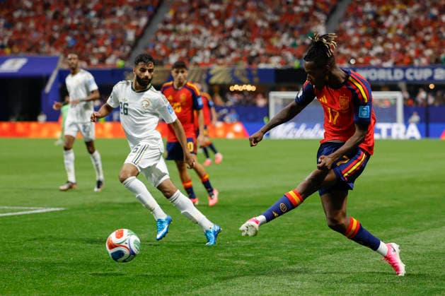 Spain s Nico Williams (R) in action against Saudi Arabia s Mohammed Aboulshamat (L) during the 2026 FIFA World Cup, WM, Weltmeisterschaft, Fussball Group H soccer match between Spain and Saudi Arabia, in Atlanta, United States, 21 June 2026. FIFA World Cup 2026 - Group H - Spain vs. Saudi Arabia !ACHTUNG: NUR REDAKTIONELLE NUTZUNG!  Copyright: xLavandeiraxJrx GRAF2819 20260621-55020667339_1