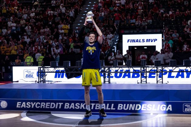 MUNICH, GERMANY - JUNE 21: Justin Bean (Alba Berlin, 34) being awarded MVP of the season after winning the easyCredit Basketball Bundesliga Playoffs Final Game 5 match between FC Bayern Muenchen vs. Alba Berlin at SAP Garden on June 21, 2026 in Munich, Germany. Bavaria Germany Copyright: xSteffiexWunderlx