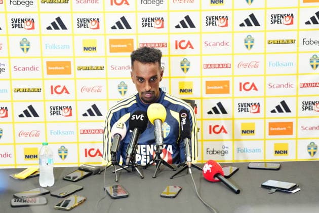 Sport Bilder des Tages DALLAS, USA 20260621 Taha Abdi Ali during a press conference, PK, Pressekonferenz after the men s national team, Nationalteam s training session on Sunday at Toyota Stadium ahead of the group stage match against Japan during the World Cup. ***The image is included in the SPORTS PACKAGE. For others PAYMENT IMAGE*** DALLAS USA x9200x *** DALLAS, USA 20260621 Taha Abdi Ali during a press conference after the men’s national team’s training session on Sunday at Toyota Stadium ahead of the group stage match against Japan during the World Cup This image is included in the SPORTS PACKAGE. For other images, please contact us for payment details DALLAS, USA x9200x,detected_source_language  Copyright: xBjörnxLarssonxRosvall TTx WORLD CUP PRESS CONFERENCE DALLAS