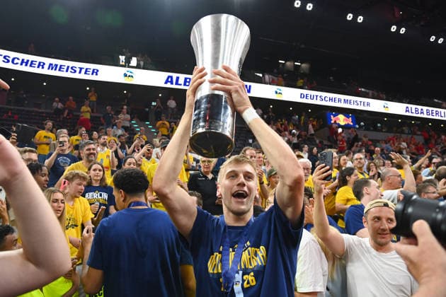 Sam GRIESEL (Alba Berlin) mit Pokal,Cup,Trophaee, Jubel,Freude,Begeisterung, Siegerehrung. Basketball BBL,Saison 2025 2026 Play Off Finale Spiel 5, FC Bayern Muenchen - Alba Berlin 81-84 am 21.06.2026 S A P G A R D EN *** Sam GRIESEL, Alba Berlin with the trophy, cup, and award, celebration, joy, excitement, award ceremony, BBL basketball, 2025–2026 season, Playoff Finals Game 5, FC Bayern Munich vs. Alba Berlin 81–84 on June 21, 2026, S A P G A R D EN,detected_source_language