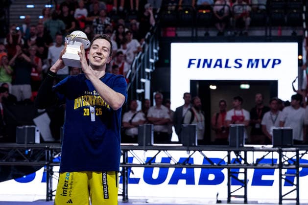 MUNICH, GERMANY - JUNE 21: Justin Bean (Alba Berlin, 34) being awarded MVP of the season after winning the easyCredit Basketball Bundesliga Playoffs Final Game 5 match between FC Bayern Muenchen vs. Alba Berlin at SAP Garden on June 21, 2026 in Munich, Germany. Bavaria Germany Copyright: xSteffiexWunderlx