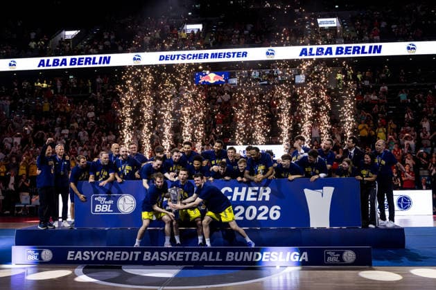 MUNICH, GERMANY - JUNE 21: German Champions Alba Berlin receive the trophy, fireworks, celebration, trophy moment after the easyCredit Basketball Bundesliga Playoffs Final Game 5 match between FC Bayern Muenchen vs. Alba Berlin at SAP Garden on June 21, 2026 in Munich, Germany. Justin Bean (Alba Berlin, 34), Jonas Mattisseck (Alba Berlin, 9), Malte Delow (Alba Berlin, 6), Jack Kayil (Alba Berlin, 7), Norris Agbakoko (Alba Berlin, 17), Martin Hermannsson (Alba Berlin, 15), J wan Roberts (Alba Berlin, 13), Moses Wood (Alba Berlin, 11), Sam Griesel (Alba Berlin, 5), Alex O Connell (Alba Berlin, 3), Michael Rataj (Alba Berlin, 21), Bennet Hundt (Alba Berlin, 33), Pedro Calles (Head Coach Alba Berlin) Bavaria Germany Copyright: xSteffiexWunderlx