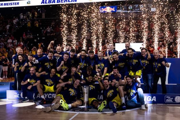 MUNICH, GERMANY - JUNE 21: German Champions Alba Berlin pose with the trophy, celebration, trophy moment after the easyCredit Basketball Bundesliga Playoffs Final Game 5 match between FC Bayern Muenchen vs. Alba Berlin at SAP Garden on June 21, 2026 in Munich, Germany. Justin Bean (Alba Berlin, 34), Jonas Mattisseck (Alba Berlin, 9), Malte Delow (Alba Berlin, 6), Jack Kayil (Alba Berlin, 7), Norris Agbakoko (Alba Berlin, 17), Martin Hermannsson (Alba Berlin, 15), J wan Roberts (Alba Berlin, 13), Moses Wood (Alba Berlin, 11), Sam Griesel (Alba Berlin, 5), Alex O Connell (Alba Berlin, 3), Michael Rataj (Alba Berlin, 21), Bennet Hundt (Alba Berlin, 33), Pedro Calles (Head Coach Alba Berlin) Bavaria Germany Copyright: xSteffiexWunderlx
