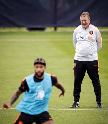 KANSAS CITY - Memphis Depay of the Netherlands and Netherlands coach Ronald Koeman during a training session of the Dutch national team, Nationalteam at the KC Current Training Facility, on June 21, 2026, in Kansas City. The Dutch national team is preparing for the match against Tunisia during the FIFA World Cup, WM, Weltmeisterschaft, Fussball ROBIN VAN LONKHUIJSEN ANP xVIxANPxSportx xxANPxIVx 561598926 originalFilename: 561598926.jpg