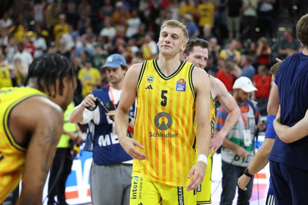 Sam Griesel (Alba Berlin, 05) bejubelt den Gewinn der deutschen Meisterschaft nach dem Schlusspfiff, GER, FC Bayern Basketball vs. Alba Berlin, Basketball, easycredit Basketball Bundesliga, Playoffs, Finale, Spiel 5, Saison 2025 2026, 21.06.2026, GER, FC Bayern Basketball vs. Alba Berlin, Basketball, easycredit Basketball Bundesliga, Playoffs, Finale, Spiel 5, Saison 2025 2026, 21.06.2026 Muenchen *** Sam Griesel of Alba Berlin, No. 5, celebrates winning the German championship after the final buzzer, GER, FC Bayern Basketball vs. Alba Berlin, Basketball, easycredit Basketball Bundesliga, Playoffs, Finals, Game 5, 2025–2026 Season, June 21, 2026, GER, FC Bayern Basketball vs. Alba Berlin, Basketball, easycredit Basketball Bundesliga, Playoffs, Finals, Game 5, 2025–2026 season, June 21, 2026, Munich,detected_source_language Copyright: xEibner-Pressefoto JennixMaulx EP_JML