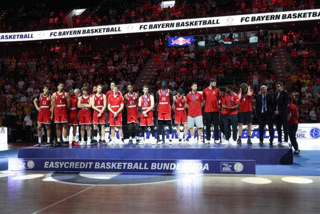 Der Vize-Meister FC Bayern Muenchen Basketball, GER, FC Bayern Basketball vs. Alba Berlin, Basketball, easycredit Basketball Bundesliga, Playoffs, Finale, Spiel 5, Saison 2025 2026, 21.06.2026, GER, FC Bayern Basketball vs. Alba Berlin, Basketball, easycredit Basketball Bundesliga, Playoffs, Finale, Spiel 5, Saison 2025 2026, 21.06.2026 Muenchen *** FC Bayern Munich Basketball, GER, runners-up; FC Bayern Basketball vs. Alba Berlin, Basketball, easycredit Basketball Bundesliga, Playoffs, Finals, Game 5, 2025–2026 season, June 21, 2026, GER, FC Bayern Basketball vs. Alba Berlin, Basketball, easycredit Basketball Bundesliga, Playoffs, Finals, Game 5, 2025–2026 Season, June 21, 2026, Munich,detected_source_language Copyright: xEibner-Pressefoto JennixMaulx EP_JML