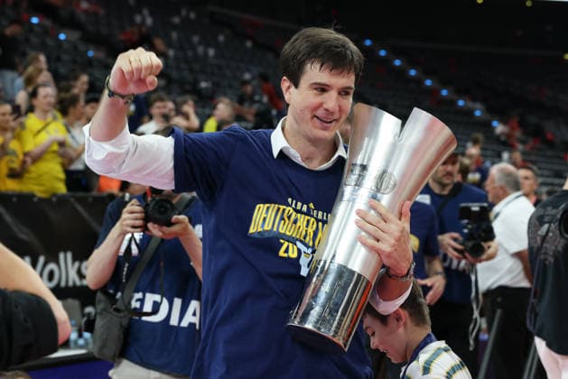 Pedro Calles (Alba Berlin, Chef-Trainer) mit dem Meister-Pokal, Emotionen, GER, FC Bayern Basketball vs. Alba Berlin, Basketball, easycredit Basketball Bundesliga, Playoffs, Finale, Spiel 5, Saison 2025 2026, 21.06.2026, GER, FC Bayern Basketball vs. Alba Berlin, Basketball, easycredit Basketball Bundesliga, Playoffs, Finale, Spiel 5, Saison 2025 2026, 21.06.2026 Muenchen *** Pedro Calles, Alba Berlin, Head Coach with the Championship Trophy, Emotions, GER, FC Bayern Basketball vs. Alba Berlin, Basketball, easycredit Basketball Bundesliga, Playoffs, Finals, Game 5, 2025–2026 Season, June 21, 2026, GER, FC Bayern Basketball vs. Alba Berlin, Basketball, easycredit Basketball Bundesliga, Playoffs, Finals, Game 5, 2025–2026 Season, June 21, 2026, Munich,detected_source_language Copyright: xEibner-Pressefoto JennixMaulx EP_JML