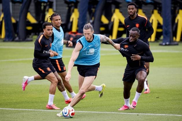 KANSAS CITY - Justin Kluivert (of the Netherlands), Nathan Ake (of the Netherlands), Wout Weghorst (of the Netherlands), Lutsharel Geertruida (of the Netherlands), and Jorrel Hato (of the Netherlands) during a training session of the Dutch national team, Nationalteam at the KC Current Training Facility on June 21, 2026, in Kansas City. The Dutch national team is preparing for the match against Tunisia at the FIFA World Cup, WM, Weltmeisterschaft, Fussball ROBIN VAN LONKHUIJSEN ANP xVIxANPxSportx xxANPxIVx 561599223 originalFilename: 561599223.jpg
