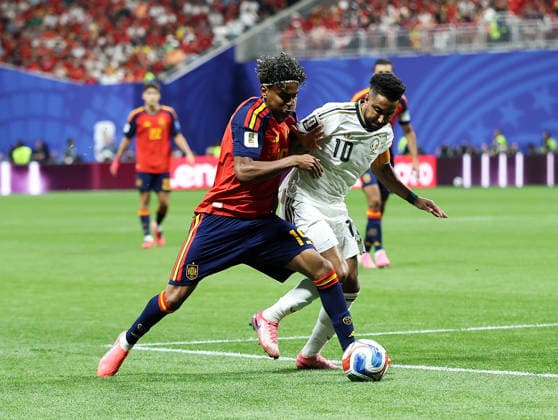 (260622) -- ATLANTA, June 22, 2026 -- Lamine Yamal (L) of Spain competes with Salem Aldawsari of Saudi Arabia during the group H match between Spain and Saudi Arabia at the 2026 FIFA World Cup, WM, Weltmeisterschaft, Fussball at Atlanta Stadium in Atlanta, the United States, June 21, 2026. ) (SP)U.S.-ATLANTA-FOOTBALL-FIFA WORLD CUP-GROUP H-ESP VS KSA WangxKaiyan 