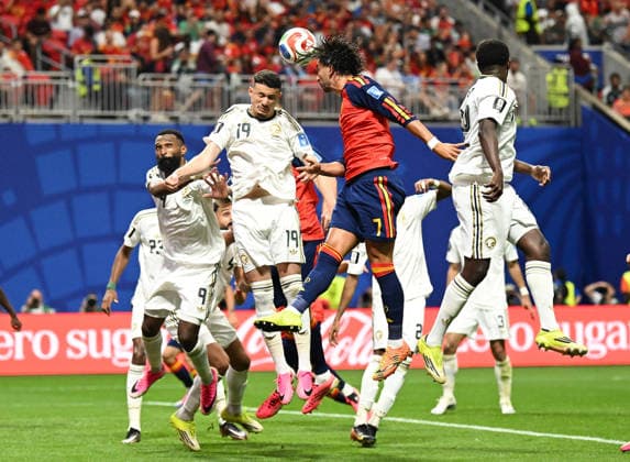 (260622) -- ATLANTA, June 22, 2026 -- Ferran Torres (2nd R) of Spain competes with Abdullah Alhamddan (3rd R) of Saudi Arabia during the group H match between Spain and Saudi Arabia at the 2026 FIFA World Cup, WM, Weltmeisterschaft, Fussball at Atlanta Stadium in Atlanta, the United States, June 21, 2026. ) (SP)U.S.-ATLANTA-FOOTBALL-FIFA WORLD CUP-GROUP H-ESP VS KSA JuxHuanzong 