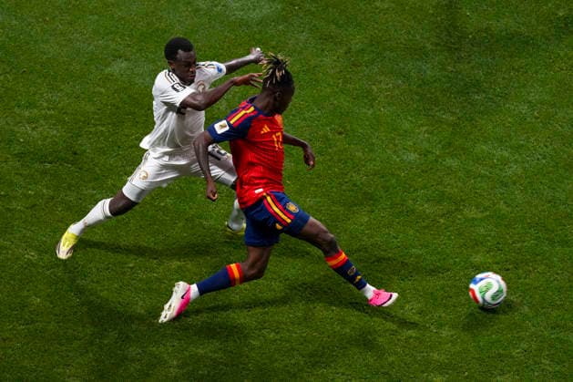 Spain s Nico Williams (R) in action against Saudi Arabia s Abdulelah Alamri (L) during the 2026 FIFA World Cup, WM, Weltmeisterschaft, Fussball Group H soccer match between Spain and Saudi Arabia, in Atlanta, United States, 21 June 2026. FIFA World Cup 2026 - Group H - Spain vs. Saudi Arabia !ACHTUNG: NUR REDAKTIONELLE NUTZUNG!  Copyright: xKENNETHxFERNaNDEZx GRAF2824 20260621-55020667426_1