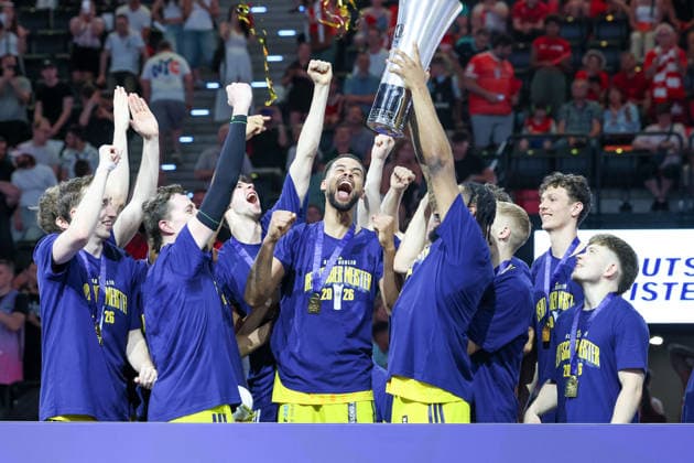 Die Spieler von Alba Berlin jubeln mit dem Meister-Pokal, Emotionen, GER, FC Bayern Basketball vs. Alba Berlin, Basketball, easycredit Basketball Bundesliga, Playoffs, Finale, Spiel 5, Saison 2025 2026, 21.06.2026, GER, FC Bayern Basketball vs. Alba Berlin, Basketball, easycredit Basketball Bundesliga, Playoffs, Finale, Spiel 5, Saison 2025 2026, 21.06.2026 Muenchen *** Alba Berlin players celebrate with the championship trophy, emotions, GER, FC Bayern Basketball vs. Alba Berlin, basketball, easycredit Basketball Bundesliga, playoffs, finals, Game 5, 2025–2026 season, June 21, 2026, GER, FC Bayern Basketball vs. Alba Berlin, Basketball, easycredit Basketball Bundesliga, Playoffs, Finals, Game 5, 2025–2026 season, June 21, 2026, Munich,detected_source_language Copyright: xEibner-Pressefoto JennixMaulx EP_JML
