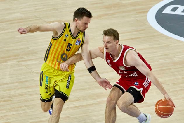Deutsche Basketball Bundesliga (BBL), FC Bayern München Basketball vs ALBA Berlin, München FC Bayern Basketball, Berlin ALBA, 2026-06-21 in München (SAP Garden) HOLLATZ Justus (FC Bayern München Basketball Point Guard (PG) Nr21-FCBB21), HERMANNSSON Martin (ALBA Berlin Point Guard (PG) Nr15-BER15) sportworld München SAP Garden Bayern Deutschland *** German Basketball Bundesliga (BBL), FC Bayern Munich Basketball vs. ALBA Berlin, Munich FC Bayern Basketball, Berlin ALBA, June 21, 2026, at SAP Garden in Munich, HOLLATZ Justus, FC Bayern Munich Basketball, Point Guard (PG), No. 21 (FCBB21), HERMANNSSON Martin, ALBA Berlin, Point Guard (PG), No. 15 (BER15), Sportworld Munich, SAP Garden, Bayern, Germany,detected_source_language