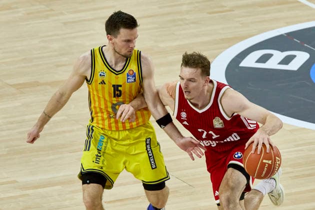 Deutsche Basketball Bundesliga (BBL), FC Bayern München Basketball vs ALBA Berlin, München FC Bayern Basketball, Berlin ALBA, 2026-06-21 in München (SAP Garden) HOLLATZ Justus (FC Bayern München Basketball Point Guard (PG) Nr21-FCBB21), HERMANNSSON Martin (ALBA Berlin Point Guard (PG) Nr15-BER15) sportworld München SAP Garden Bayern Deutschland *** German Basketball Bundesliga (BBL), FC Bayern Munich Basketball vs. ALBA Berlin, Munich FC Bayern Basketball, Berlin ALBA, June 21, 2026, at SAP Garden in Munich, HOLLATZ Justus, FC Bayern Munich Basketball, Point Guard (PG), No. 21 (FCBB21), HERMANNSSON Martin, ALBA Berlin, Point Guard (PG), No. 15 (BER15), Sportworld Munich, SAP Garden, Bayern, Germany,detected_source_language