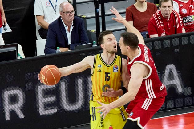 Deutsche Basketball Bundesliga (BBL), FC Bayern München Basketball vs ALBA Berlin, München FC Bayern Basketball, Berlin ALBA, 2026-06-21 in München (SAP Garden) HERMANNSSON Martin (ALBA Berlin Point Guard (PG) Nr15-BER15), VOIGTMANN Johannes (FC Bayern München Basketball Center (C) Nr7-FCBB7) sportworld München SAP Garden Bayern Deutschland *** German Basketball Bundesliga (BBL), FC Bayern Munich Basketball vs. ALBA Berlin, Munich FC Bayern Basketball, Berlin ALBA, June 21, 2026, at SAP Garden in Munich; Martin Hermannsson, ALBA Berlin, point guard (PG), No. 15 (BER15); Johannes Voigtmann, FC Bayern Munich Basketball, center (C), No. 7 (FCBB7); Sportworld Munich, SAP Garden, Bayern, Germany,detected_source_language