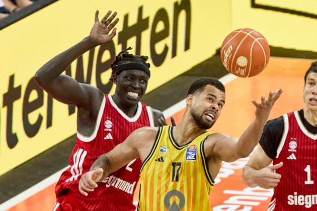 Deutsche Basketball Bundesliga (BBL), FC Bayern München Basketball vs ALBA Berlin, München FC Bayern Basketball, Berlin ALBA, 2026-06-21 in München (SAP Garden) GABRIEL Wenyen (FC Bayern München Basketball Center (C) Nr32-FCBB32), AGBAKOKO Norris (ALBA Berlin Center (C) Nr17-BER17) sportworld München SAP Garden Bayern Deutschland *** German Basketball Bundesliga (BBL), FC Bayern Munich Basketball vs. ALBA Berlin, Munich FC Bayern Basketball, Berlin ALBA, June 21, 2026, at SAP Garden in Munich; GABRIEL Wenyen, FC Bayern Munich Basketball, Center C, No. 32 (FCBB32), AGBAKOKO Norris, ALBA Berlin, Center C No. 17, BER17, sportworld Munich, SAP Garden, Bayern, Germany,detected_source_language