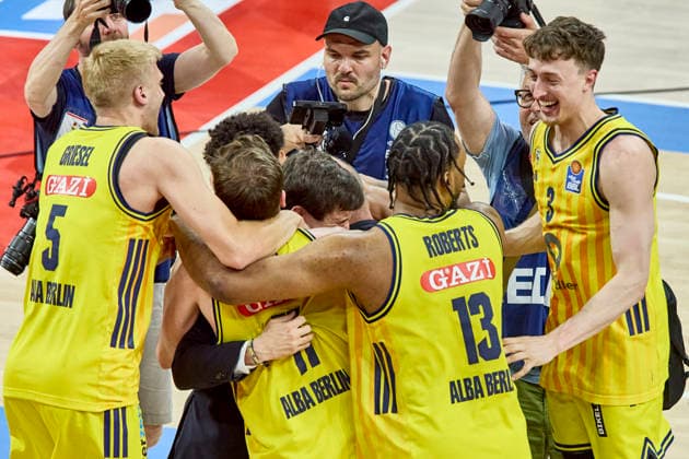 Deutsche Basketball Bundesliga (BBL), FC Bayern München Basketball vs ALBA Berlin, München FC Bayern Basketball, Berlin ALBA, 2026-06-21 in München (SAP Garden) KAYIL Jack (ALBA Berlin Point Guard (PG) Nr7-BER7), CALLES Pedro (ALBA Berlin Headcoach BERHC), GRIESEL Sam (ALBA Berlin Small Forward (SF) Nr5-BER5), O CONNELL Alex (ALBA Berlin Shooting Guard (SG) Nr3-BER3) sportworld München SAP Garden Bayern Deutschland *** German Basketball Bundesliga (BBL), FC Bayern Munich Basketball vs. ALBA Berlin, Munich FC Bayern Basketball, Berlin ALBA, June 21, 2026, at SAP Garden in Munich