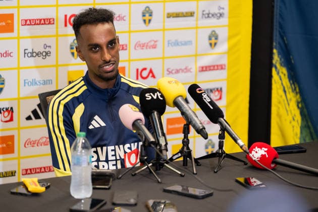 260621 Taha Ali of the Swedish men s national football team in the mixed zone after a training session during day 11 of the FIFA World Cup, WM, Weltmeisterschaft, Fussball 2026 on June 21, 2026 in Dallas. Photo: Petter Arvidson BILDBYRAN kod PA PA1248 fotboll football soccer fotball vm fotbolls-vm fotball-vm fotbolls-vm 2026 fifa world cup 2026 mixed zone sverige sweden sverige a day 11 bbeng *** June 21, 2026  Copyright: PETTERxARVIDSON BB260621PA084