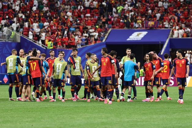 FIFA World Cup, WM, Weltmeisterschaft, Fussball 2026 - Group H - Spain vs Saudi Arabia Players of Spain applaud to supporters after winning the FIFA World Cup 2026 group stage match Spain against Saudi Arabia, in Atlanta, USA, 21 June 2026. ATLANTA United States  Copyright: xRONALDxWITTEKx