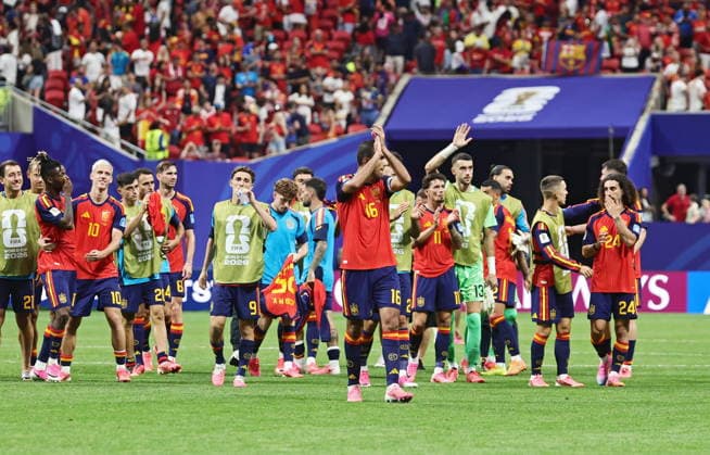 FIFA World Cup, WM, Weltmeisterschaft, Fussball 2026 - Group H - Spain vs Saudi Arabia Rodri (C) and players of Spain applaud to supporters after winning the FIFA World Cup 2026 group stage match Spain against Saudi Arabia, in Atlanta, USA, 21 June 2026. ATLANTA United States  Copyright: xRONALDxWITTEKx