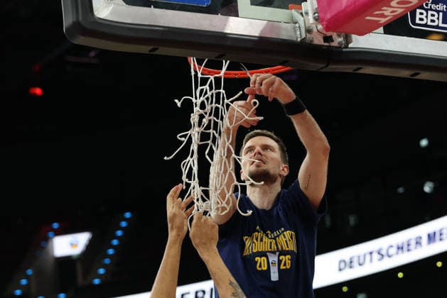 Martin Hermannsson (Alba Berlin, 15) schneidet das Netz vom Korb ab, GER, FC Bayern Basketball vs. Alba Berlin, Basketball, easycredit Basketball Bundesliga, Playoffs, Finale, Spiel 5, Saison 2025 2026, 21.06.2026, GER, FC Bayern Basketball vs. Alba Berlin, Basketball, easycredit Basketball Bundesliga, Playoffs, Finale, Spiel 5, Saison 2025 2026, 21.06.2026 Muenchen *** Martin Hermannsson of Alba Berlin, No. 15, cuts the net from the basket, GER, FC Bayern Basketball vs. Alba Berlin, Basketball, easycredit Basketball Bundesliga, Playoffs, Finals, Game 5, 2025–2026 Season, June 21, 2026, GER, FC Bayern Basketball vs. Alba Berlin, Basketball, easycredit Basketball Bundesliga, Playoffs, Finals, Game 5, 2025–2026 Season, June 21, 2026, Munich,detected_source_language Copyright: xEibner-Pressefoto JennixMaulx EP_JML