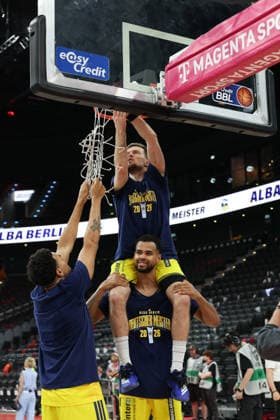 Martin Hermannsson (Alba Berlin, 15) schneidet das Netz vom Korb ab, mit Norris Agbakoko (Alba Berlin, 17) und Michael Rataj (Alba Berlin, 21), GER, FC Bayern Basketball vs. Alba Berlin, Basketball, easycredit Basketball Bundesliga, Playoffs, Finale, Spiel 5, Saison 2025 2026, 21.06.2026, GER, FC Bayern Basketball vs. Alba Berlin, Basketball, easycredit Basketball Bundesliga, Playoffs, Finale, Spiel 5, Saison 2025 2026, 21.06.2026 Muenchen *** Martin Hermannsson (Alba Berlin, 15) cuts the net off the basket, with Norris Agbakoko (Alba Berlin, 17) and Michael Rataj (Alba Berlin, 21), GER, FC Bayern Basketball vs. Alba Berlin, Basketball, easycredit Basketball Bundesliga, Playoffs, Finals, Game 5, 2025–2026 Season, June 21, 2026, GER, FC Bayern Basketball vs. Alba Berlin, Basketball, easycredit Basketball Bundesliga, Playoffs, Finals, Game 5, 2025–2026 Season, June 21, 2026, Munich,detected_source_language Copyright: xEibner-Pressefoto JennixMaulx EP_JML