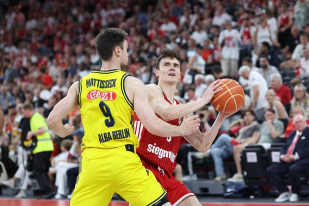 Nenad Dimitrijevic (FC Bayern Basketball, 00) mit Ball mit Jonas Mattisseck (Alba Berlin, 09), GER, FC Bayern Basketball vs. Alba Berlin, Basketball, easycredit Basketball Bundesliga, Playoffs, Finale, Spiel 5, Saison 2025 2026, 21.06.2026, GER, FC Bayern Basketball vs. Alba Berlin, Basketball, easycredit Basketball Bundesliga, Playoffs, Finale, Spiel 5, Saison 2025 2026, 21.06.2026 Muenchen *** Nenad Dimitrijevic, FC Bayern Basketball, 00, with the ball, with Jonas Mattisseck, Alba Berlin, 09, GER, FC Bayern Basketball vs. Alba Berlin, Basketball, easycredit Basketball Bundesliga, Playoffs, Finals, Game 5, 2025–2026 Season, June 21, 2026, GER, FC Bayern Basketball vs. Alba Berlin, Basketball, easycredit Basketball Bundesliga, Playoffs, Finals, Game 5, 2025–2026 season, June 21, 2026, Munich,detected_source_language Copyright: xEibner-Pressefoto JennixMaulx EP_JML