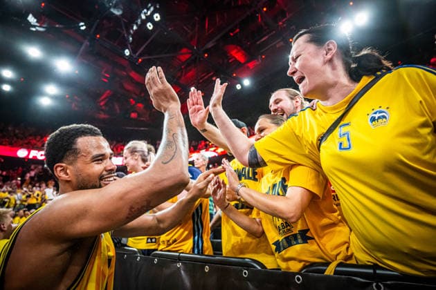 Basketball München 21.06.2026 Saison 2025 2026 EasyCredit BBL 1. Bundesliga Playoffs Finale Spiel 5 Männer, Herren FC Bayern München - Alba Berlin Alba Berlin gewinnt die Deutsche Meisterschaft 2026 Norris Agbakoko (Alba Berlin, No.17) Fans *** Basketball Munich June 21, 2026 2025–2026 Season EasyCredit BBL 1 Bundesliga Playoffs Finals Game 5 Mens Division FC Bayern Munich vs. Alba Berlin Alba Berlin Wins the 2026 German Championship Norris Agbakoko, Alba Berlin, No. 17 Fans,detected_source_language