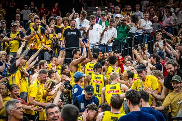Basketball München 21.06.2026 Saison 2025 2026 EasyCredit BBL 1. Bundesliga Playoffs Finale Spiel 5 Männer, Herren FC Bayern München - Alba Berlin Alba Berlin gewinnt die Deutsche Meisterschaft 2026 Norris Agbakoko (Alba Berlin, No.17) Fans *** Basketball Munich June 21, 2026 2025–2026 Season EasyCredit BBL 1 Bundesliga Playoffs Finals Game 5 Mens Division FC Bayern Munich vs. Alba Berlin Alba Berlin Wins the 2026 German Championship Norris Agbakoko, Alba Berlin, No. 17 Fans,detected_source_language