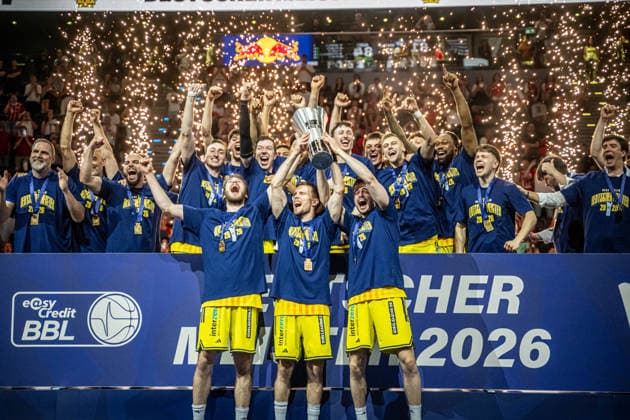 Basketball München 21.06.2026 Saison 2025 2026 EasyCredit BBL 1. Bundesliga Playoffs Finale Spiel 5 Männer, Herren FC Bayern München - Alba Berlin Alba Berlin gewinnt die Deutsche Meisterschaft 2026 Malte Delow (Alba Berlin, No.06) Martin Hermannsson (Alba Berlin, No.15) Jonas Mattisseck (Alba Berlin, No.09) mit Pokal *** Basketball Munich June 21, 2026 2025–2026 Season EasyCredit BBL 1 Bundesliga Playoffs Final Game 5 Mens Division FC Bayern Munich vs. Alba Berlin Alba Berlin wins the 2026 German Championship Malte Delow (Alba Berlin), No. 06 Martin Hermannsson, Alba Berlin; No. 15 Jonas Mattisseck, Alba Berlin; No. 09 holding the trophy,detected_source_language
