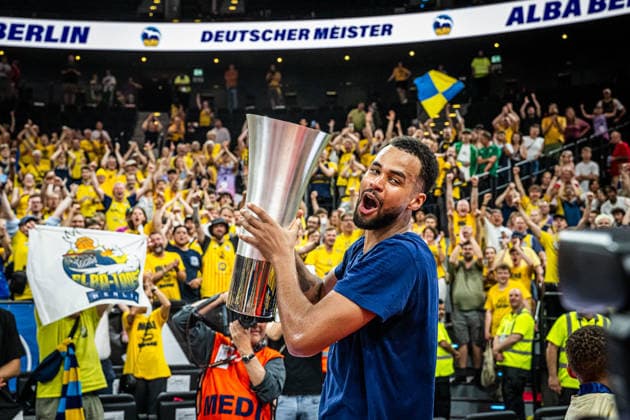 Basketball München 21.06.2026 Saison 2025 2026 EasyCredit BBL 1. Bundesliga Playoffs Finale Spiel 5 Männer, Herren FC Bayern München - Alba Berlin Alba Berlin gewinnt die Deutsche Meisterschaft 2026 Norris Agbakoko (Alba Berlin, No.17) Fans *** Basketball Munich June 21, 2026 2025–2026 Season EasyCredit BBL 1 Bundesliga Playoffs Finals Game 5 Mens Division FC Bayern Munich vs. Alba Berlin Alba Berlin Wins the 2026 German Championship Norris Agbakoko, Alba Berlin, No. 17 Fans,detected_source_language
