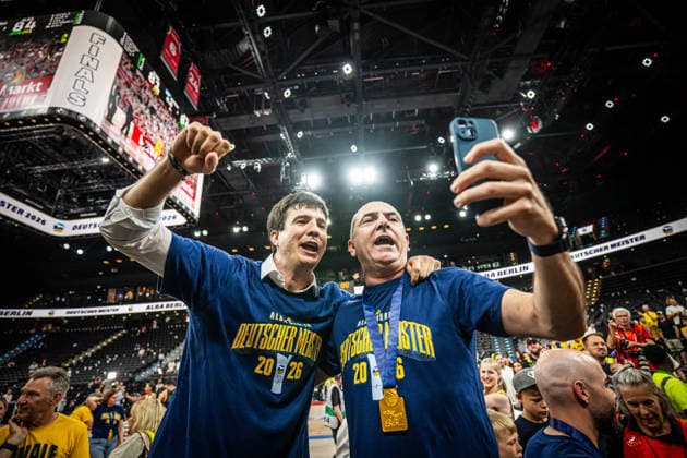 Basketball München 21.06.2026 Saison 2025 2026 EasyCredit BBL 1. Bundesliga Playoffs Finale Spiel 5 Männer, Herren FC Bayern München - Alba Berlin Alba Berlin gewinnt die Deutsche Meisterschaft 2026 Pedro Calles (Alba Berlin, Trainer) Himar Ojeda (Alba Berlin, Sportdirektor) *** Basketball Munich June 21, 2026 2025–2026 Season EasyCredit BBL 1 Bundesliga Playoffs Final Game 5 Mens Division FC Bayern Munich vs. Alba Berlin Alba Berlin wins the 2026 German Championship Pedro Calles, Alba Berlin; Coach Himar Ojeda, Alba Berlin; Sports Director,detected_source_language